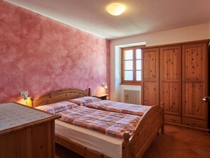 2 bedrooms, iron/ironing board, WiFi