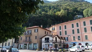 Una vista di strada con edifici, auto e un attraversamento pedonale.