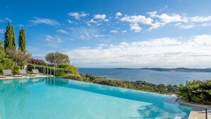 A clear blue pool with lounge chairs and a view of the sea. - Lei Suve by Interhome (Grimaud)