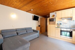 Een smart-tv en een tafeltennistafel