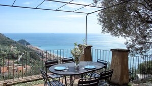 A round table with chairs on a terrace overlooking the sea. - Francesca (VGO210) by Interhome (Varigotti)