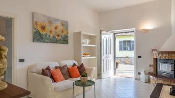 TV, caminetto, lettore DVD