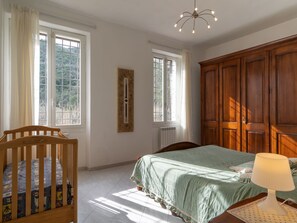 4 slaapkamers, een strijkplank/strijkijzer, wifi