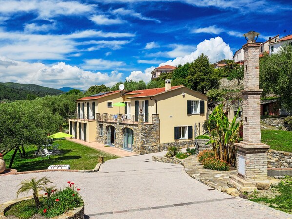 المنشأة من الخارج