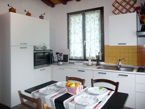 Kjøleskap, ovn, oppvaskmaskin og kjøkkenutstyr