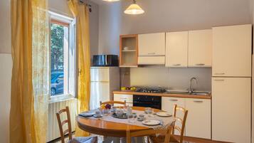 Frigorifero, microonde, forno, seggiolone