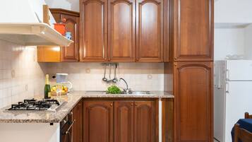 Réfrigérateur, four, batterie de cuisine, vaisselle et ustensiles