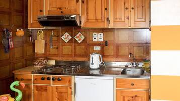 Fridge, cookware/dishes/utensils