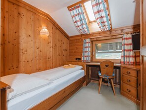 10 bedrooms, desk, WiFi