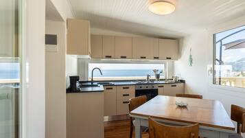 Kühlschrank, Ofen, Hochstuhl, Kochgeschirr/Geschirr/Besteck