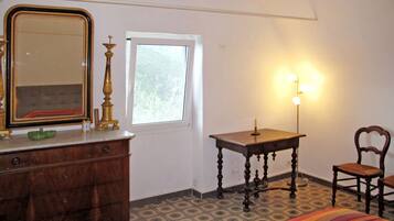 1 dormitorio, tabla de planchar con plancha, wifi