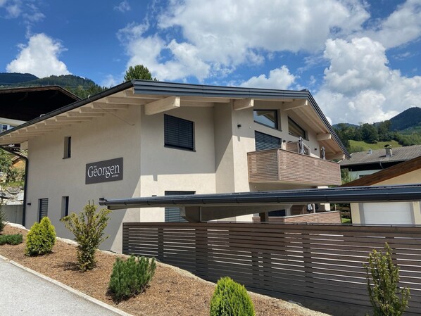 En modern byggnad med en skylt som visar texten ”Das Gen Austria”.