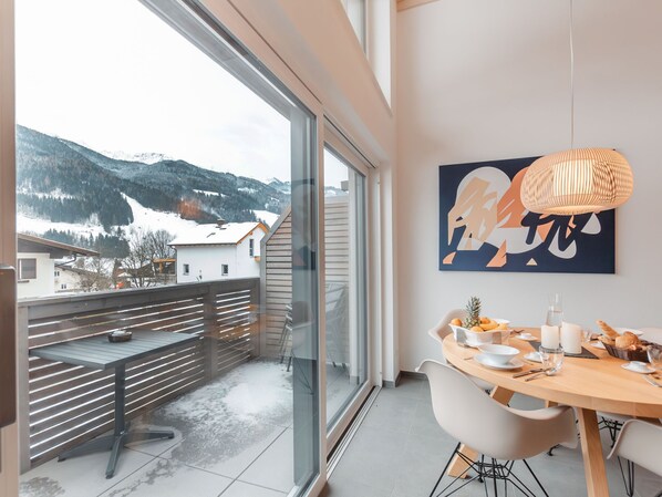 Dining - Das Georgen, Großglockner+Kitzsteinhorn by Interhome (Bruck)