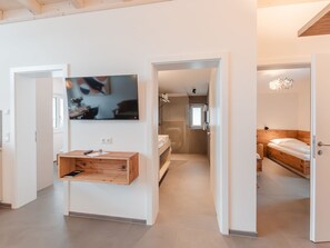 2 bedrooms, desk, iron/ironing board, WiFi