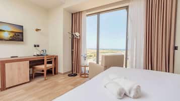 Habitación estándar, varias camas | Minibar, caja de seguridad en la habitación y cortinas blackout