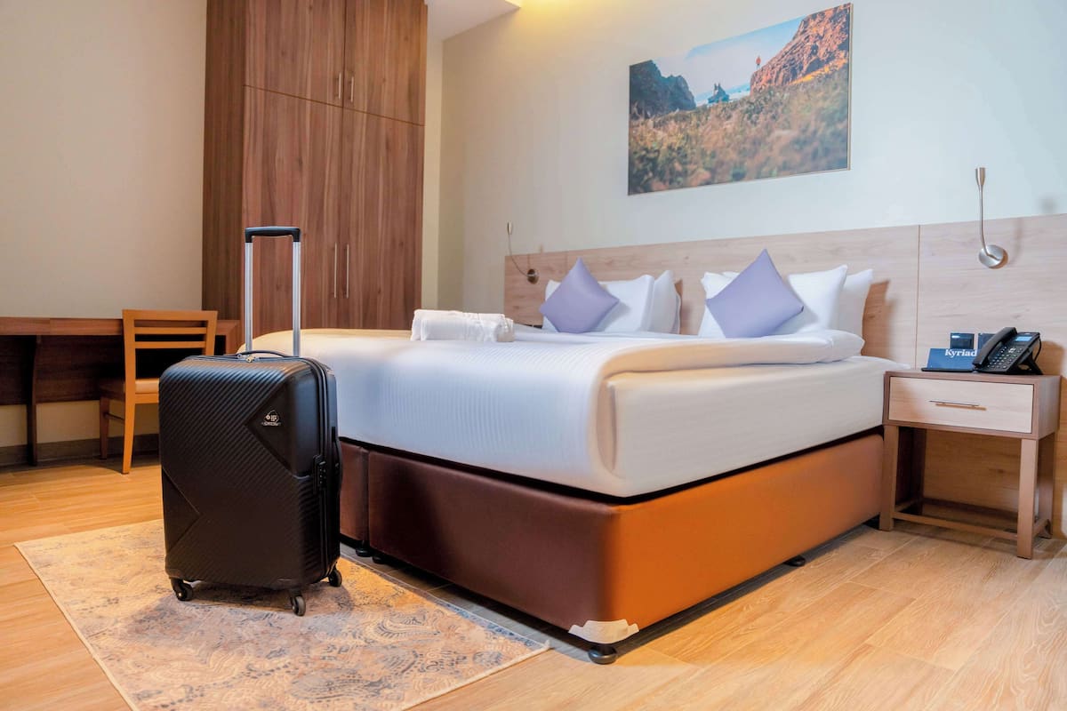 Suite, 1 King Bed | Minibar, in-room safe, blackout drapes, soundproofing