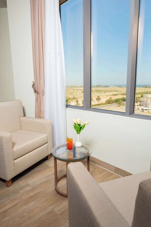 Habitación superior, 1 cama de matrimonio grande | Minibar, caja fuerte, cortinas opacas y sistema de insonorización