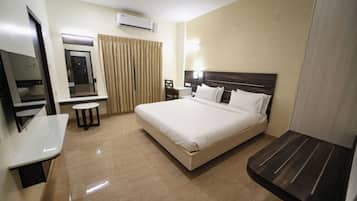 Escritorio, espacio para trabajar con laptop y wifi gratis