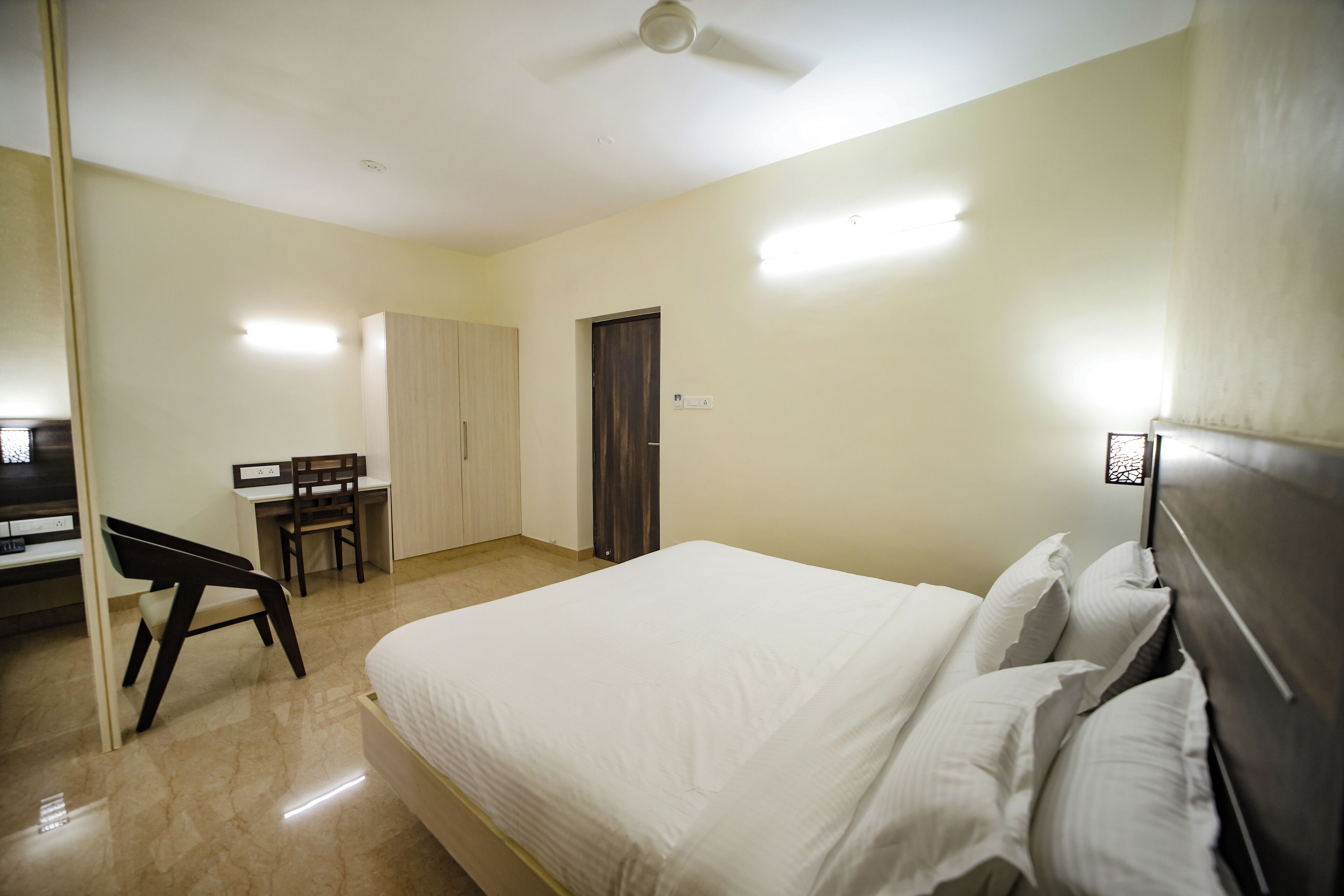 Une chambre à coucher avec un lit, un bureau et une chaise.