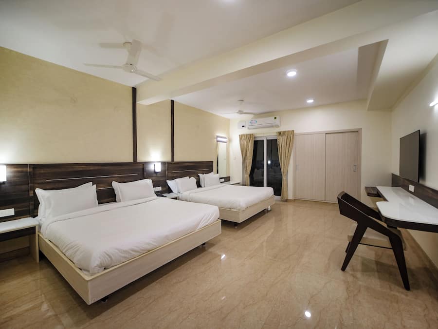 Superior Suite | Desk, laptop workspace, free WiFi, bed sheets