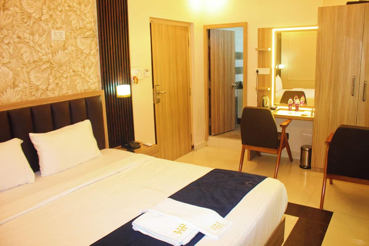 Deluxe Double Room, City View | In-room safe, desk, laptop workspace, soundproofing