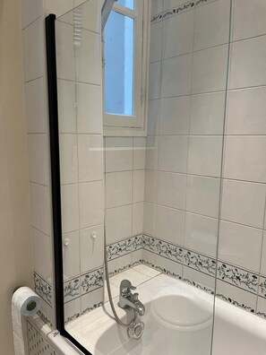 Hair dryer, towels, soap, shampoo - Quite, Lovely Apartment in Paris (Paris)
