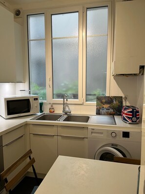 Fridge, microwave, oven, stovetop - Quite, Lovely Apartment in Paris (Paris)
