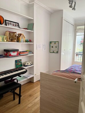 2 bedrooms, iron/ironing board, WiFi, bed sheets - Quite, Lovely Apartment in Paris (Paris)