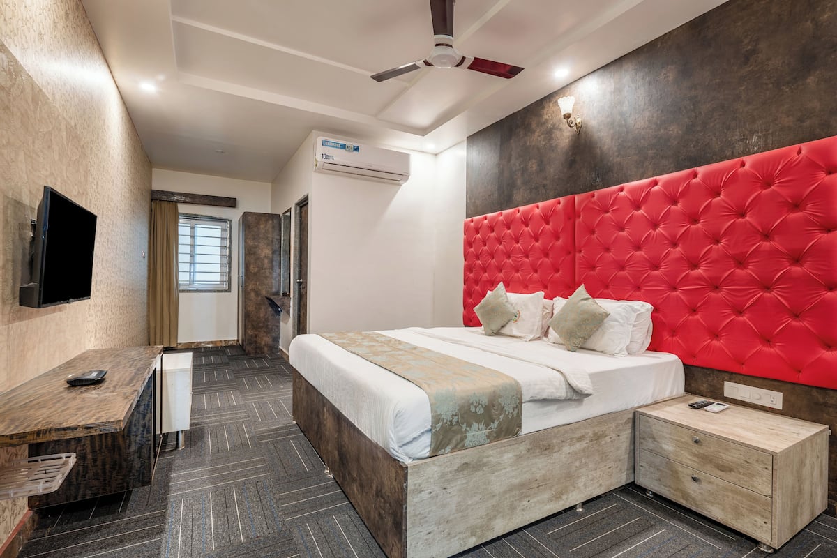 Deluxe Room, Garden View | 1 bedroom, in-room safe, soundproofing, free WiFi