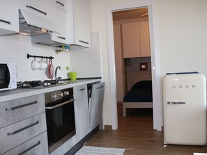 Kühlschrank, Mikrowelle, Ofen, Geschirrspüler