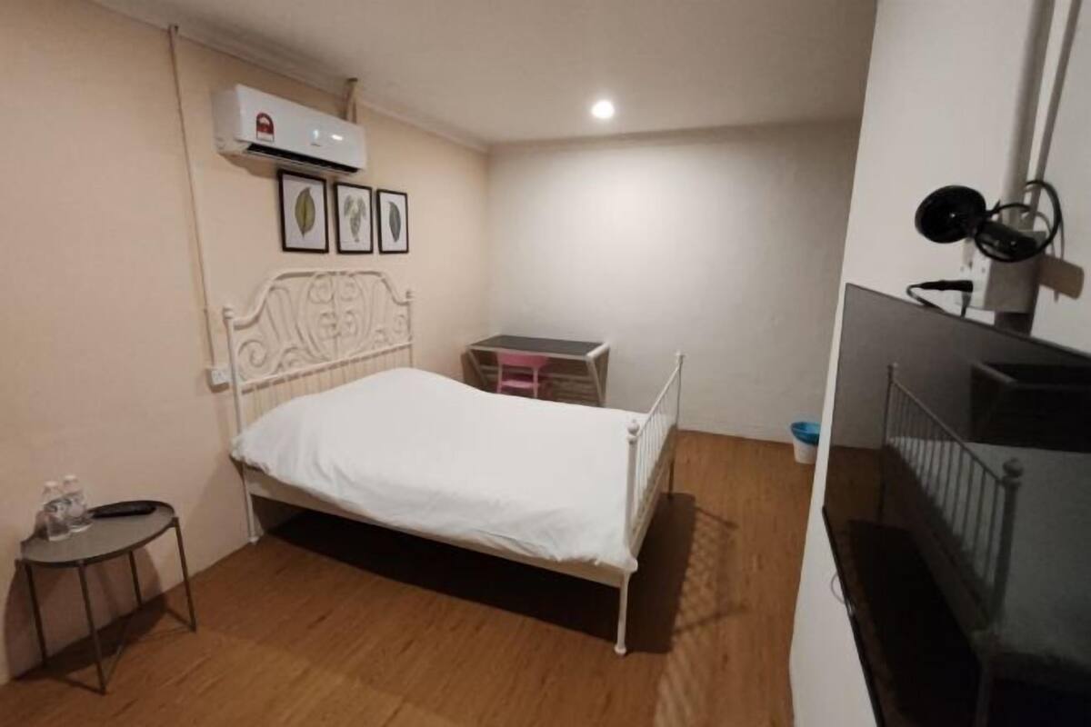 Desk, laptop workspace, WiFi (free), bed sheets