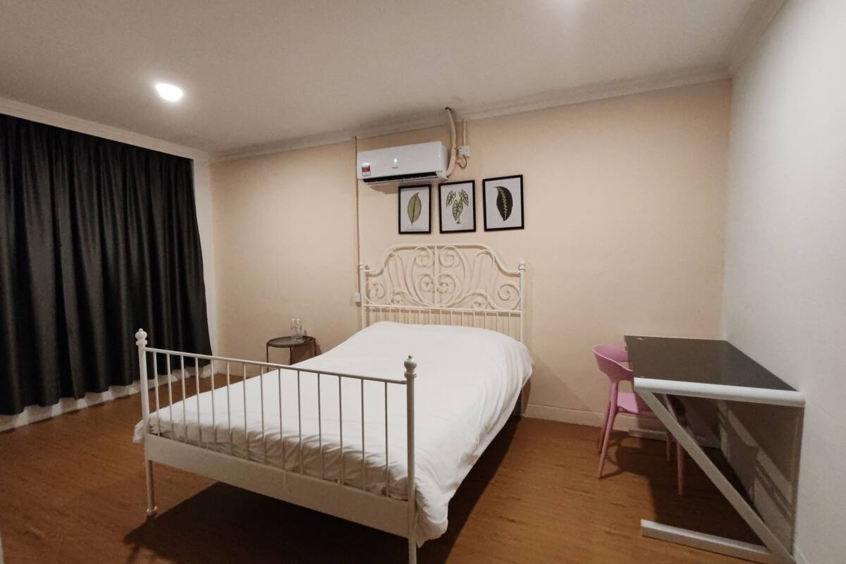 Desk, laptop workspace, WiFi (free), bed sheets