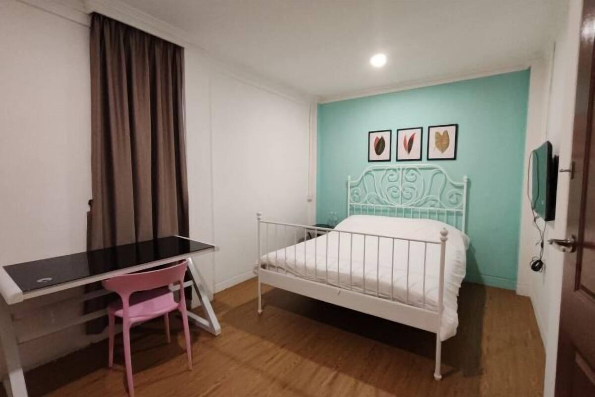 Desk, laptop workspace, WiFi (free), bed sheets