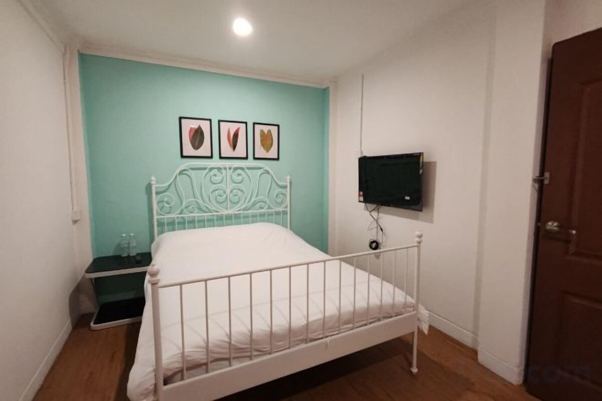 Desk, laptop workspace, WiFi (free), bed sheets