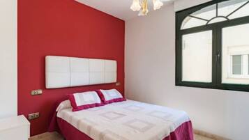 3 slaapkamers, een strijkplank/strijkijzer, wifi, beddengoed