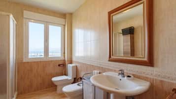 Secadora de cabello, bidet, toallas, jabón