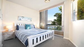 3 bedrooms, iron/ironing board, internet, bed sheets