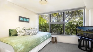 3 bedrooms, iron/ironing board, internet, bed sheets
