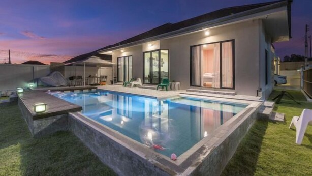A modern house with a swimming pool, large windows, and a patio area. - One SeasonPool Villa (Sattahip)