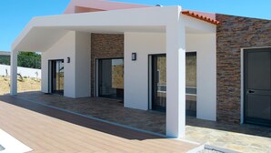 Un edificio moderno con un patio cubierto, fachada de ladrillo y techo plano.