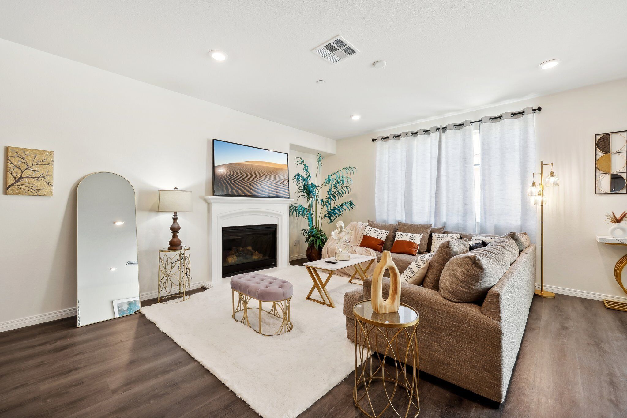 Spacious, Modern 3000 sqft 5-Bedroom House with Gated Yard, Garage