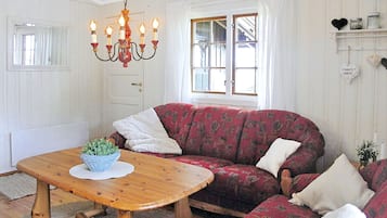 Una televisión, una chimenea