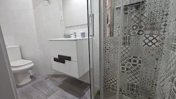 Douche, sèche-cheveux, serviettes fournies