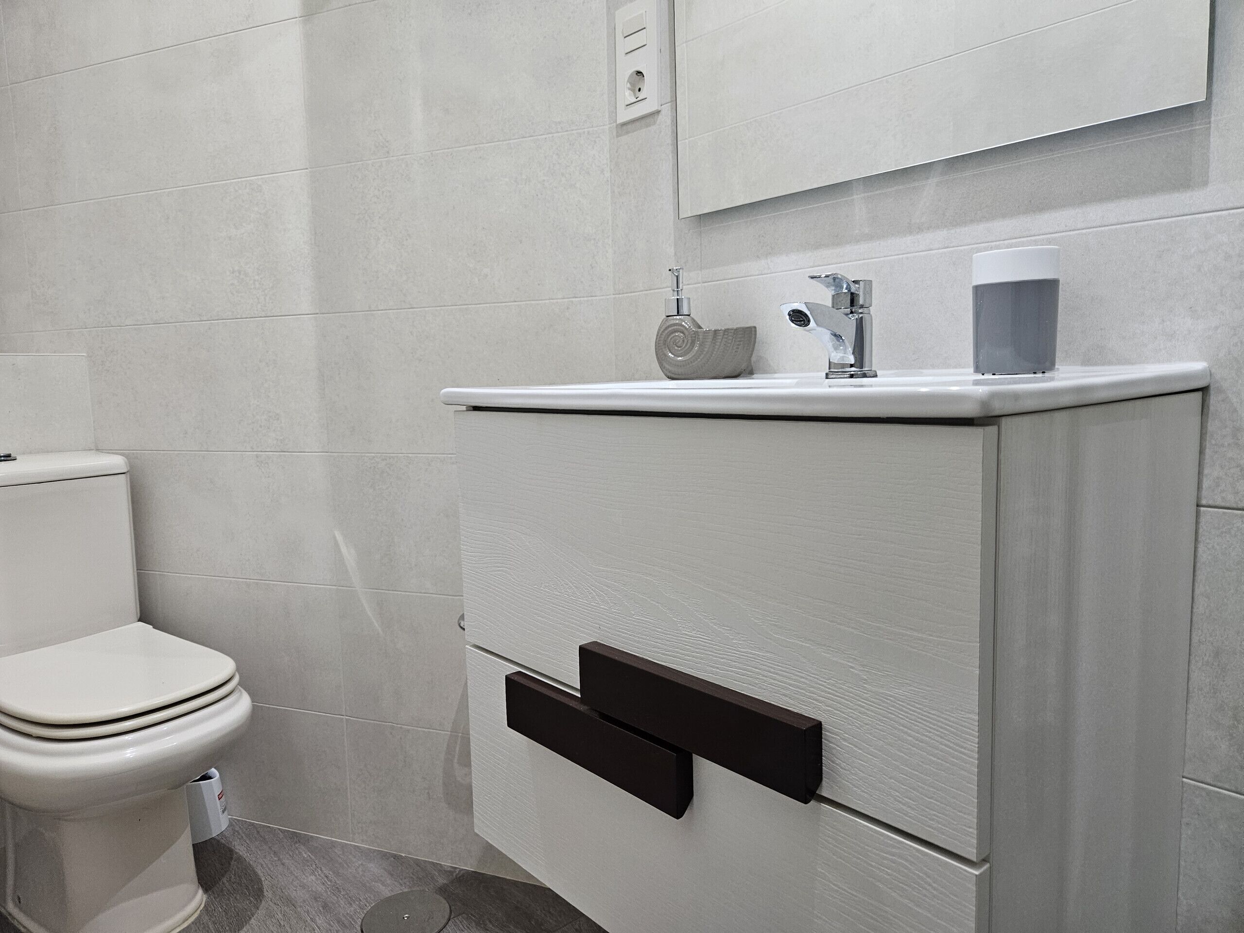 Ducha, secador de pelo y toallas