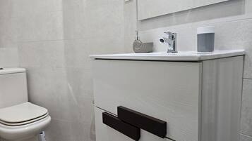 Ducha, secador de pelo y toallas