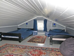 3 bedrooms, desk, Internet