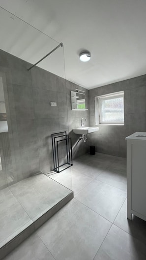 Shower, hair dryer, towels, soap - Oase im Grünenhinterhof, EG, Ruhe, Terrasse, Carport, Free Paytv, Kaffee&tee, (Duisburg)