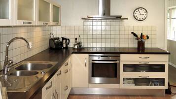 Kühlschrank, Mikrowelle, Ofen, Geschirrspüler