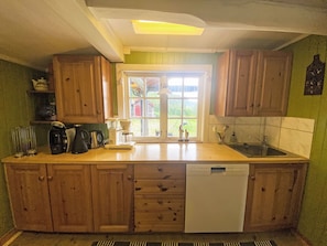 Kjøleskap, ovn, oppvaskmaskin og kjøkkenutstyr