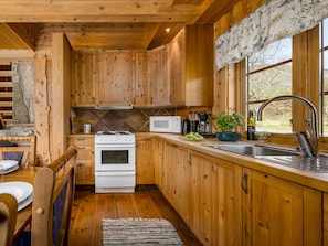 Fridge, oven, dishwasher, cookware/dishes/utensils